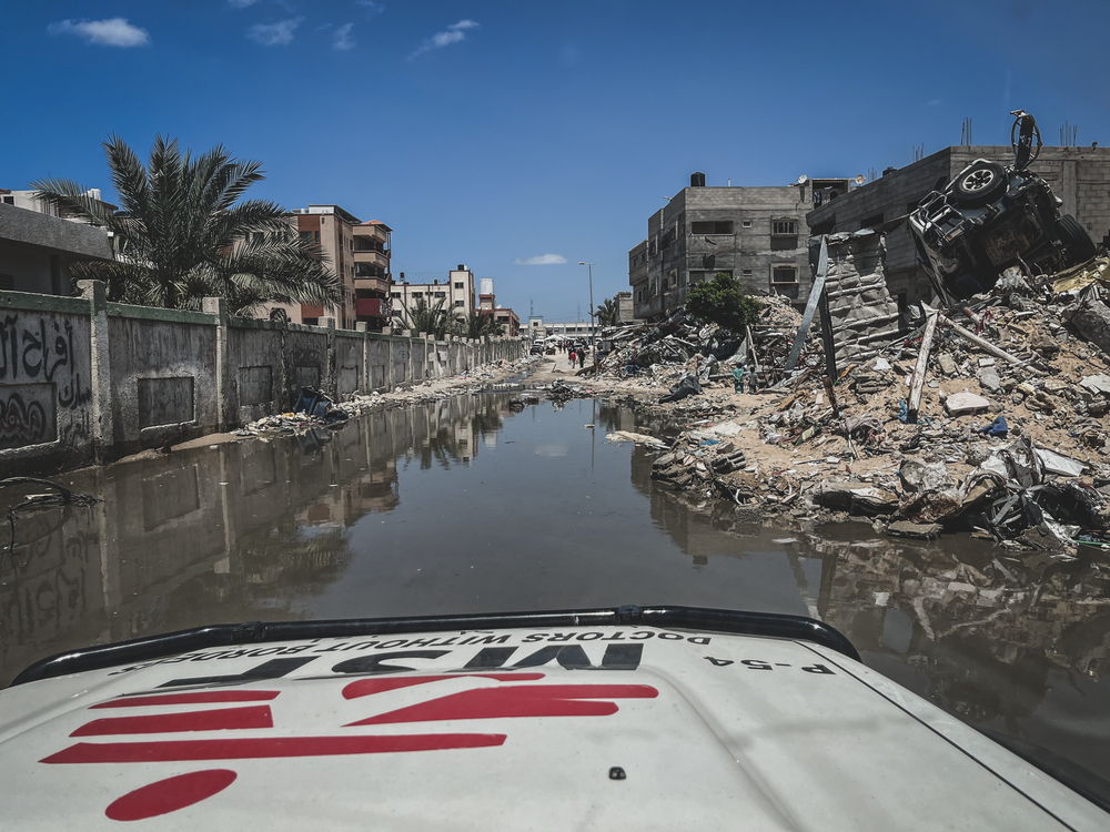 Palestine, Khan Younis, sud de Gaza, 13 mai 2024. Les rues autour de l'hôpital Nasser sont inondées d'eaux usées. © Ben Milpas/MSF