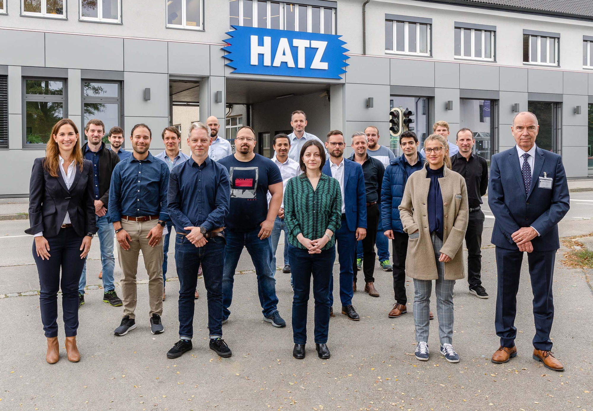 Das KIM-Projektteam bestehend aus Fachspezialisten von Sontheim und Hatz unter der Leitung von Geschäftsführer Bruno Sontheim (rechts) und der Verantwortlichen für die digitale Geschäftsentwicklung bei Hatz Dr. Maren Hellwig (links) vor dem Hauptsitz von Hatz im niederbayerischen Ruhstorf