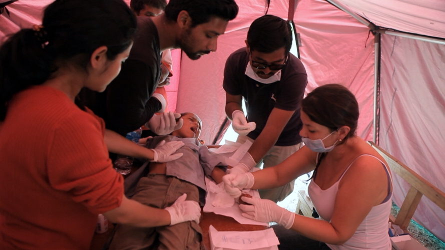 Eerste hulp in Nepal (c) VRT/Eén
