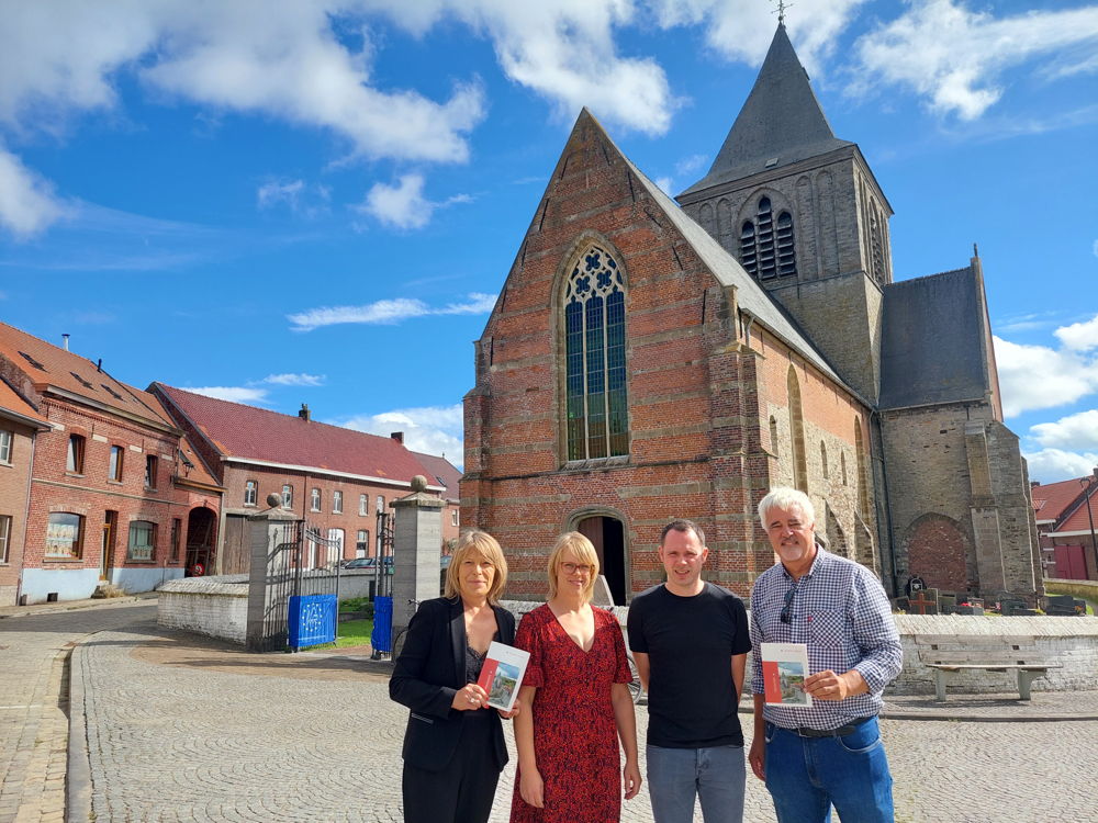 vlnr. Francia Neirinck (schepen Ruimtelijke Ordening Zwalm), Fanny Delaey (afdelingshoofd vrije tijd Zwalm), Raphaël De Mey (auteur), Bruno Tuybens (burgemeester Zwalm)