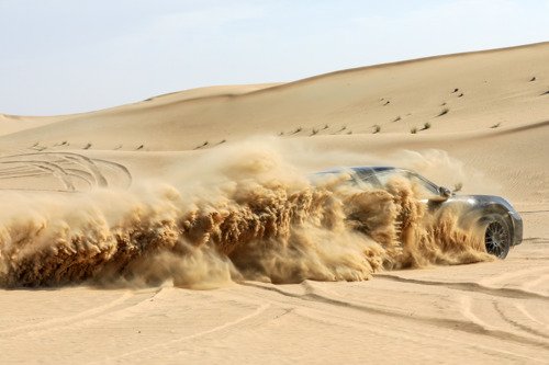 Porsche 911 Dakar doorstaat testprogramma op grind, zand en sneeuw met glans
