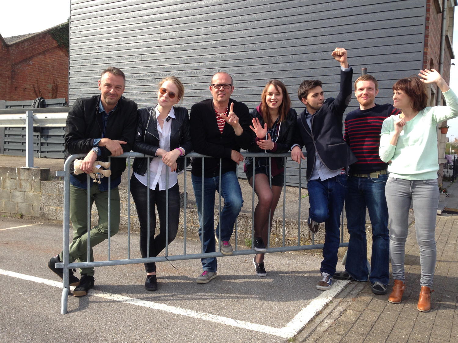 De cast van THUIS en Tom Waes zwaaien Alex uit.
(c) VRT