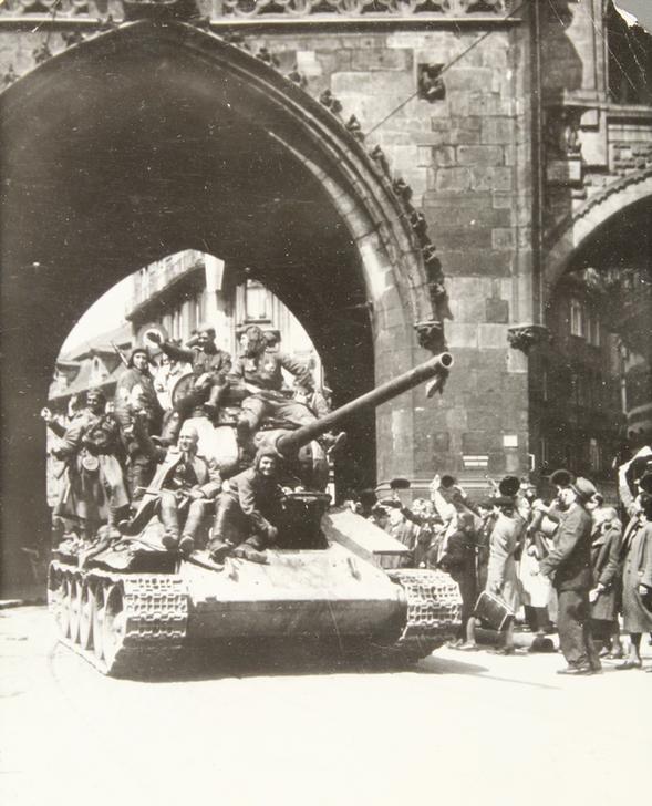 A Soviet tank is welcomed in front of the Powder Tower by the Prague population. May 1945. AKG2568860 ©  akg-images / brandstaetter images