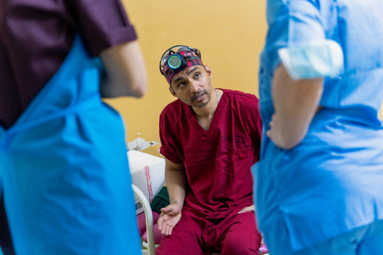 Dr Shahzeer Majeed in a discussion with his colleagues as the operating theatre is busy and trying to balance the operation time with the generators running out of fuel .Copyright MSF Dr Shahzeer Majeed in a discussion with his colleagues as the operating theatre is busy and trying to balance the operation time with the generators running out of fuel .Copyright MSF