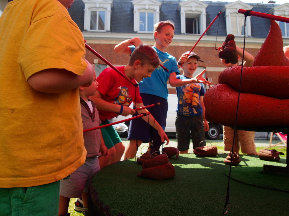Drollen vissen in de museumtuin  | Start zomerprogramma in de Museumspelstraat (c) Andy Merregaert