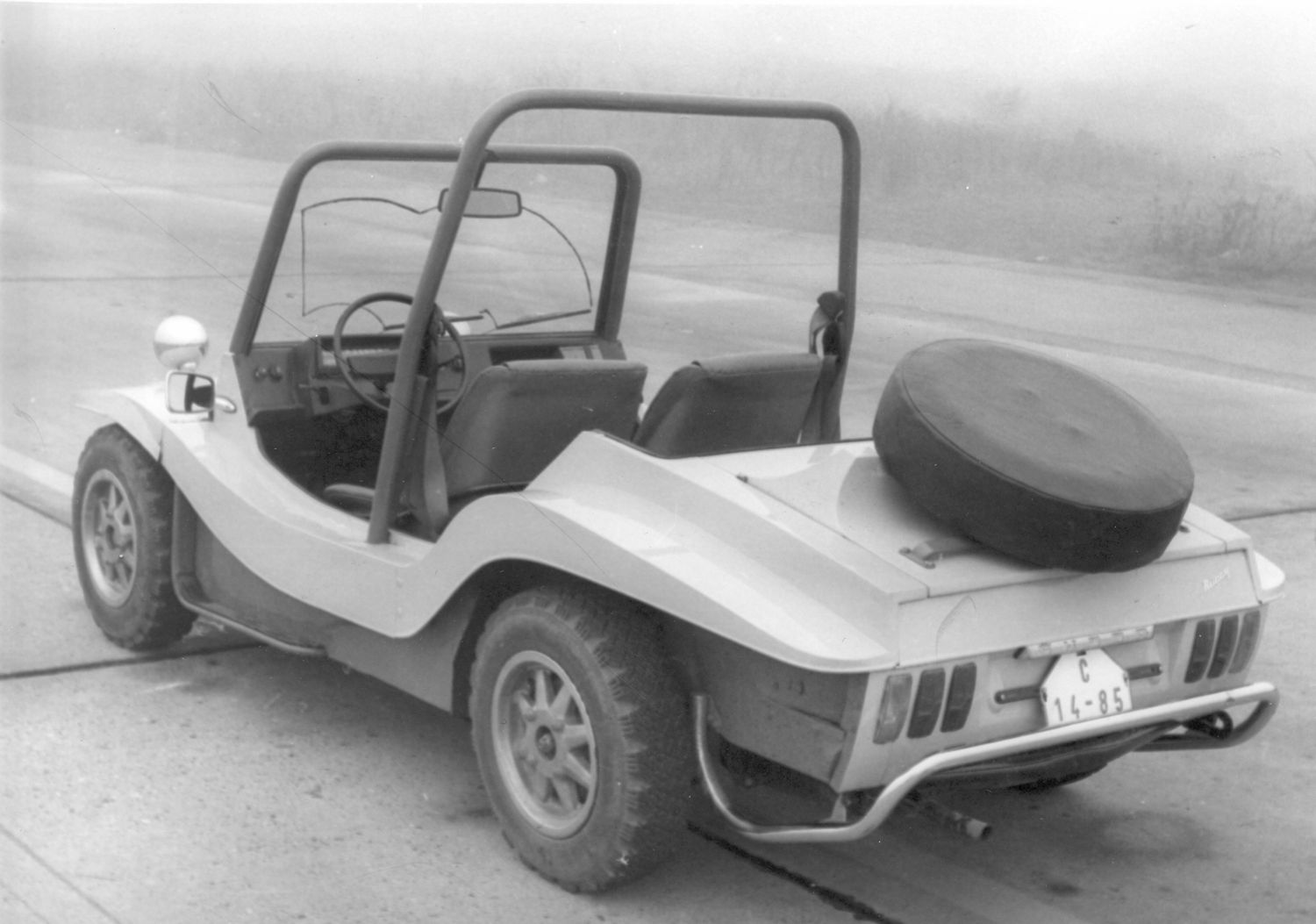 The minimalist BUGGY interior made maintenance and
cleaning it easier. One had to step over the raised and
stiffened side skirts to enter the doorless vehicle. A
raised textile roof and side panels with transparent
windows protected the occupants from the elements.
