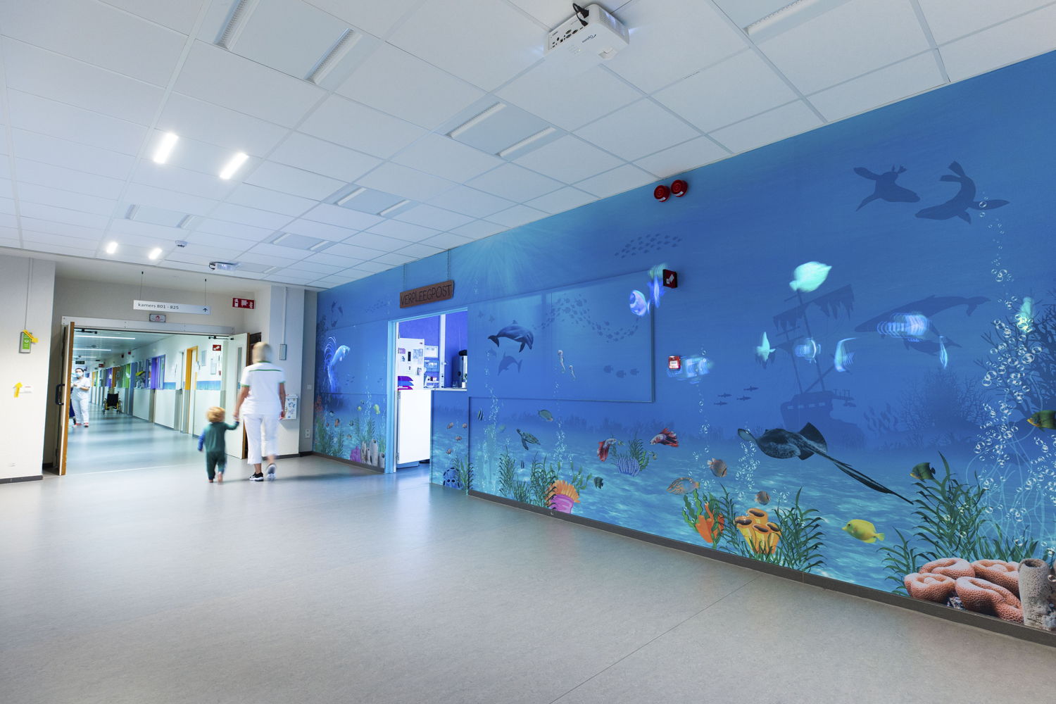 Aan de verpleegpost van ZNA Koningin Paola Kinderziekenhuis projecteert een beamer bewegende beelden van vissen. (Credit: ZNA / Dirk Kestens)