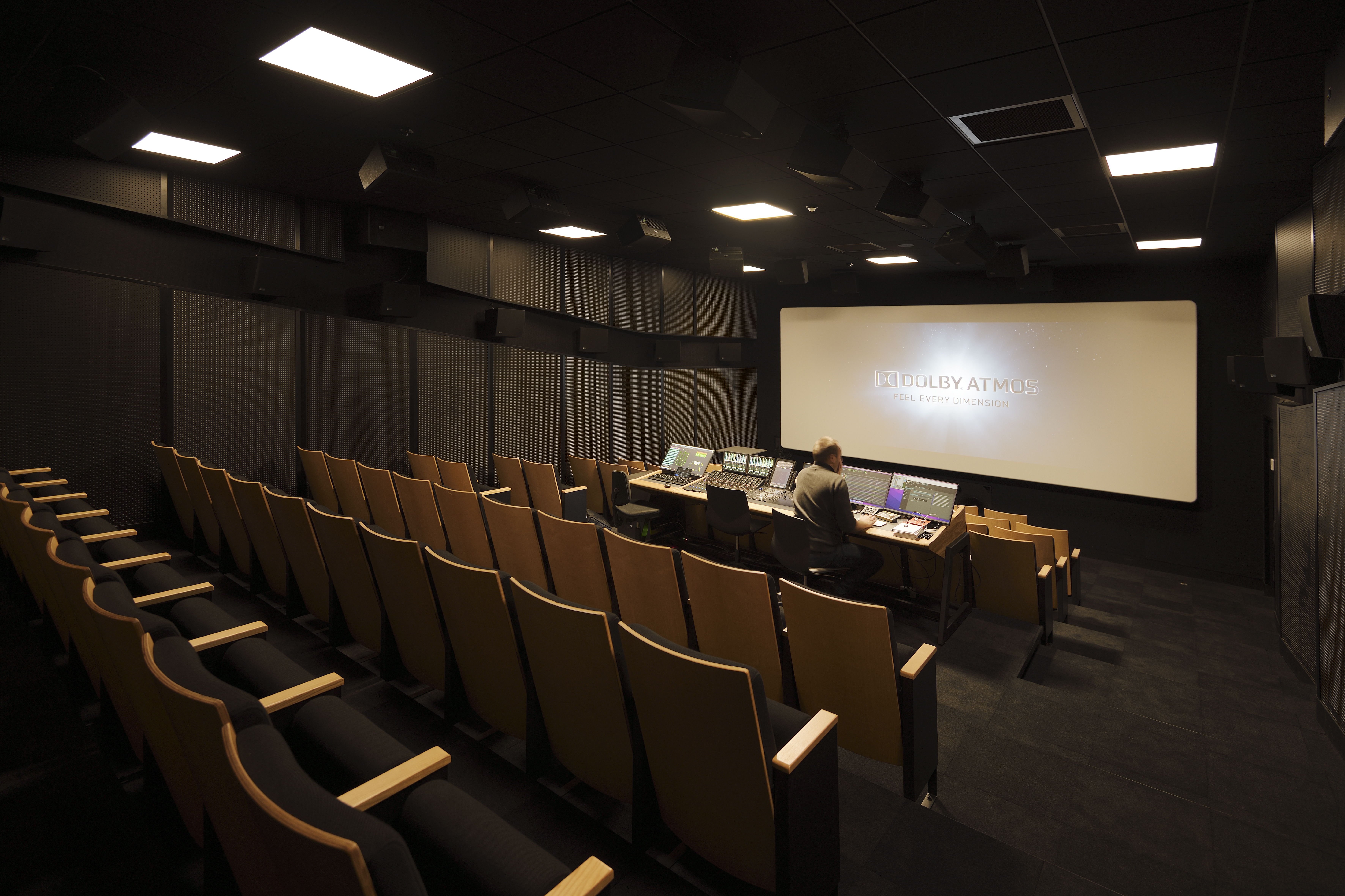 I biografens afspilningsrum på Sonic College kan de studerende afprøve deres Atmos-mix i et autentisk miljø.