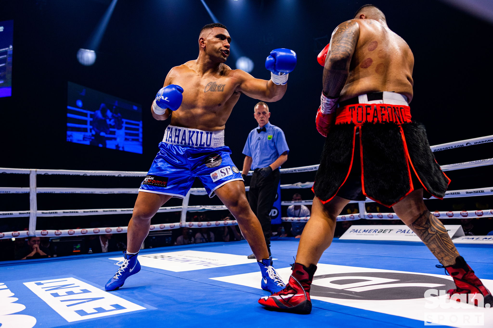 Tevita Pangai Junior (L) during his last professional fight in November 2022.