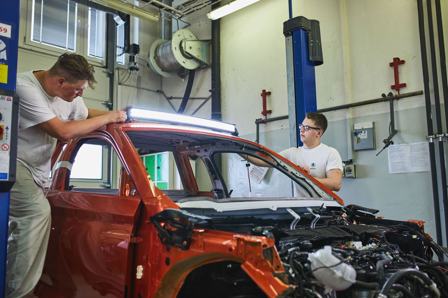 Two apprentices from the ŠKODA Vocational School are
attaching a distinctive light bar to the roof of the ŠKODA
MOUNTIAQ.