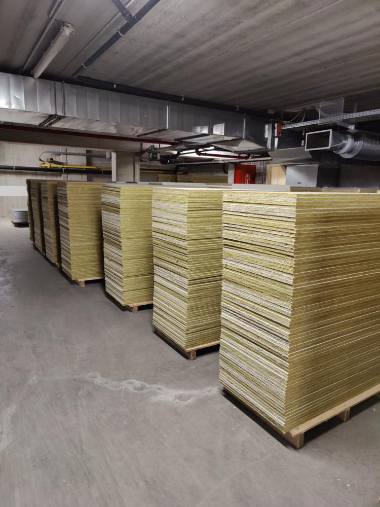 O.a. isolatiemateriaal wordt zorgvuldig verwijderd en verzameld. Foto Democo