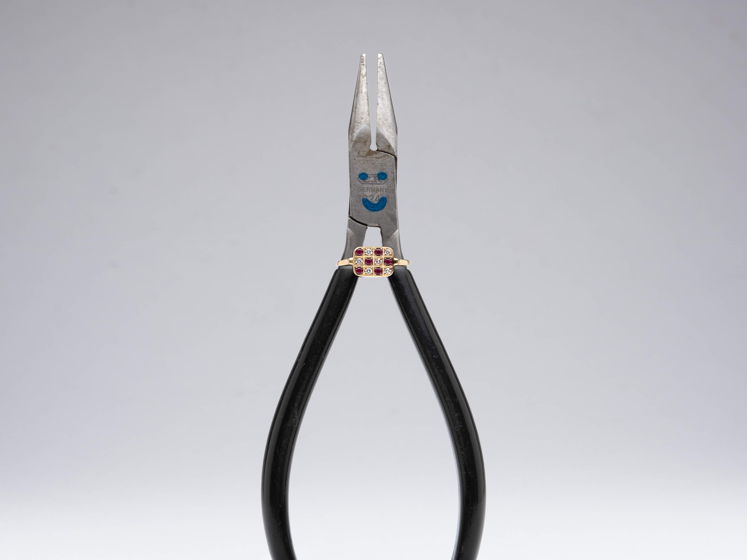 Wouters & Hendrix breidt 18-karaats goudcollectie uit met heruitgevonden iconen: een vergrote Grigri-vogelpoot en een Le Petit Philidor-ring.