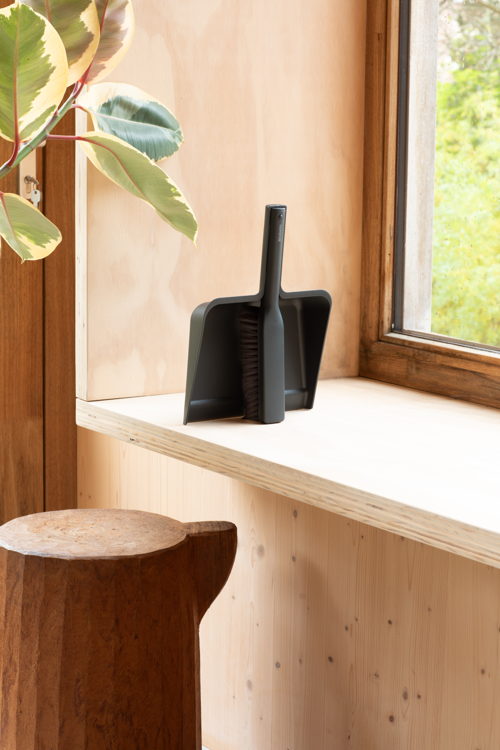 SinkSide Dustpan and Brush Set - Dark Grey - 8710755234163 Brabantia_6_NR-41239