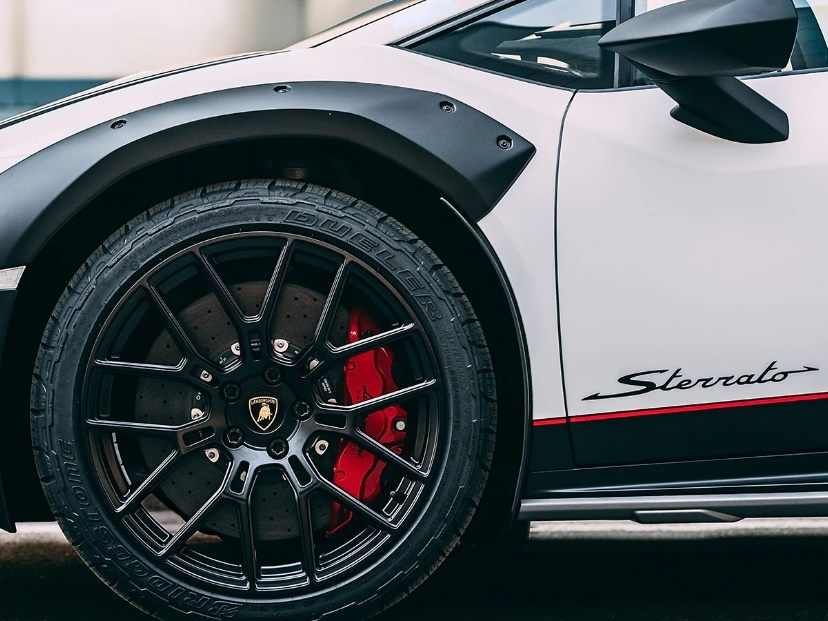 Bridgestone s’associe à Lamborghini pour équiper sa Huracán Sterrato avec le premier pneu Run-Flat tout terrain au monde