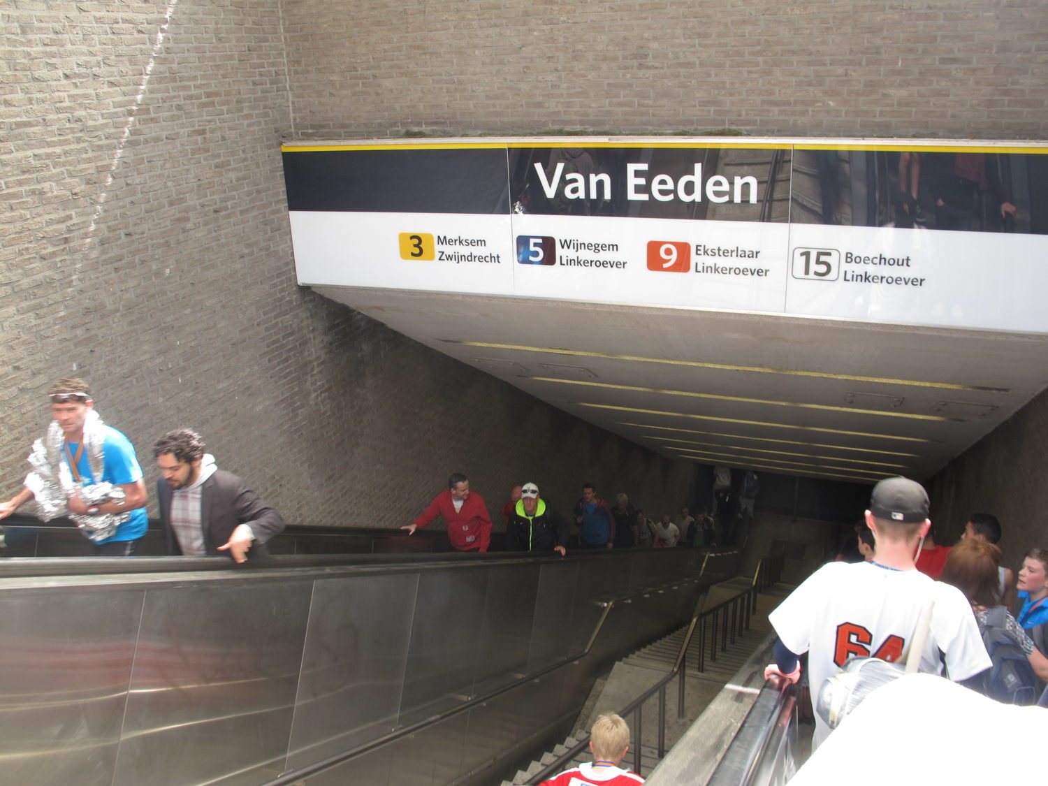 Van Eeden, het station waar de deelnemers aan de Antwerp 10 Miles en Marathon toekomen op Linkeroever.