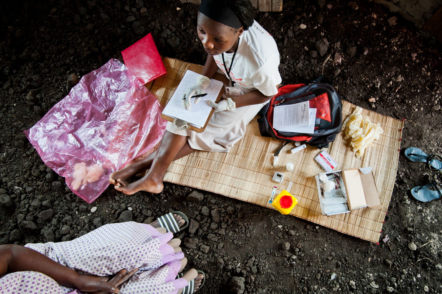 Lokale gezondheidswerkers als Nelisiwe Ziqugu leggen lange afstanden lopend af om mensen van deur tot deur te testen. KwaZulu-Natal, Zuid-Afrika – juli 2013. © Peter Casaer/MSF