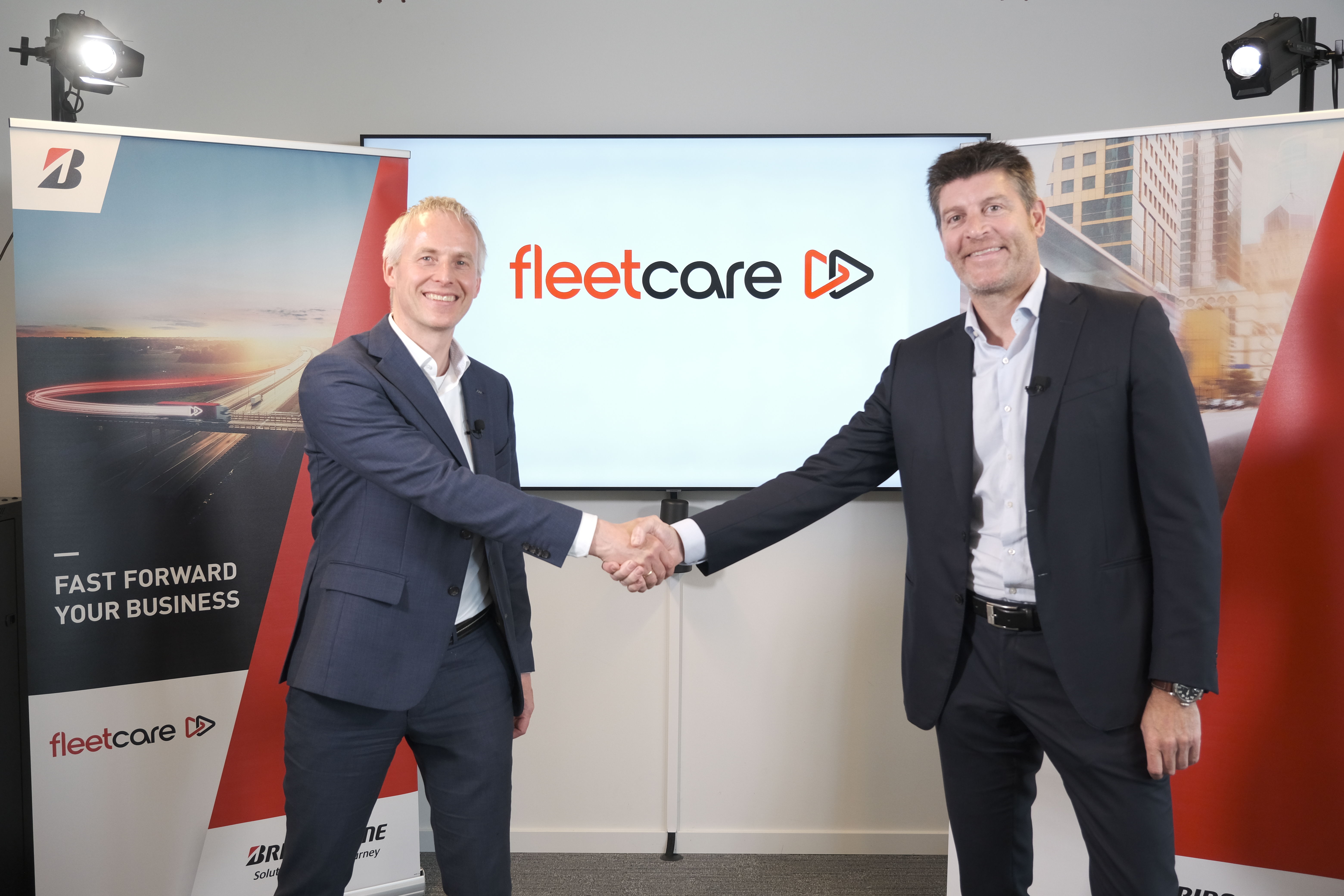 Jan Maarten de Vries, CEO van Bridgestone Mobility Solutions (links), en Mark Tejedor, Vice President Commercial Replacement & OE bij Bridgestone EMIA (rechts)