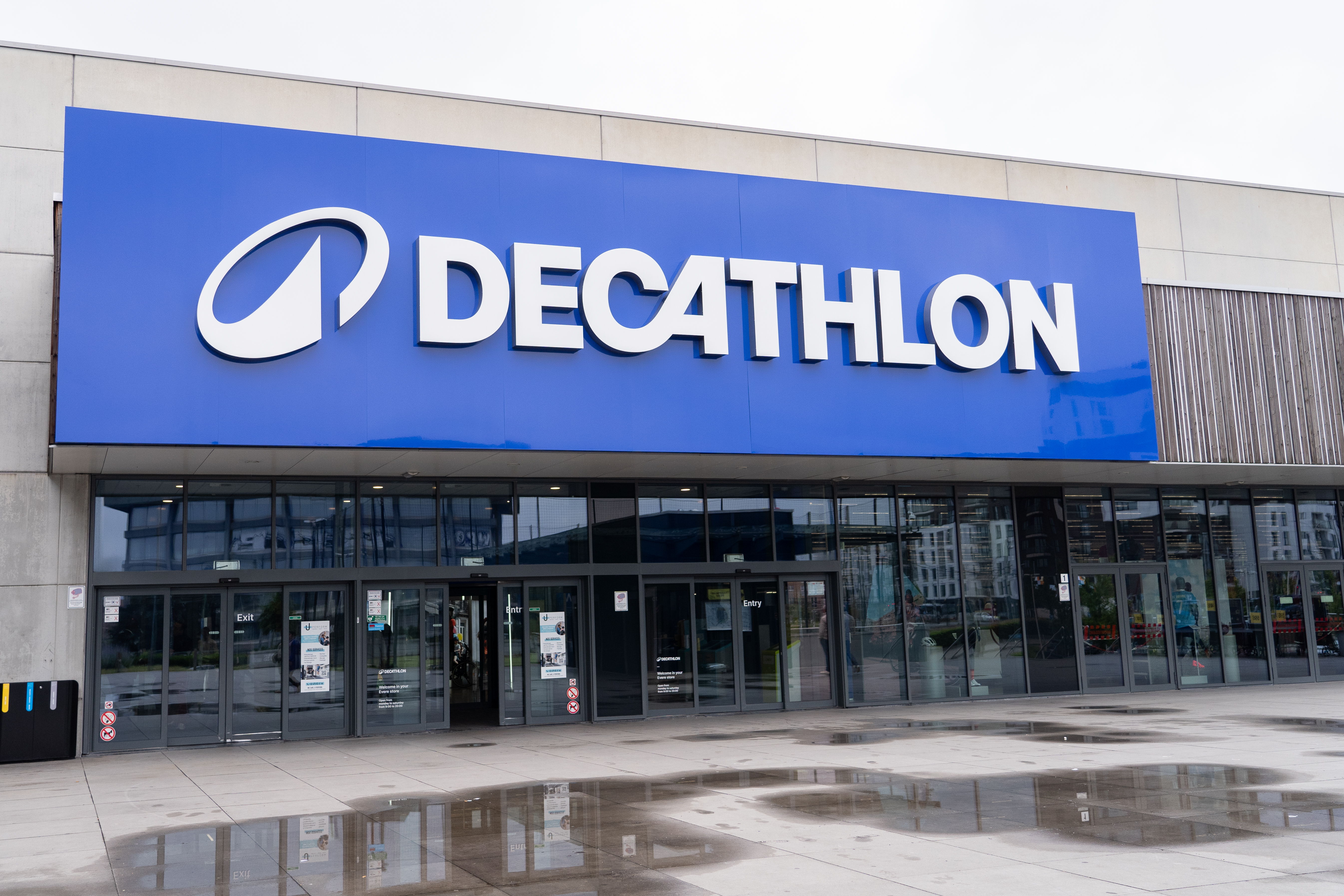 Le Decathlon de Evere, où les clients doivent déjà suivre le parcours circulaire Le Decathlon de Evere, où les clients doivent déjà suivre le parcours circulaire