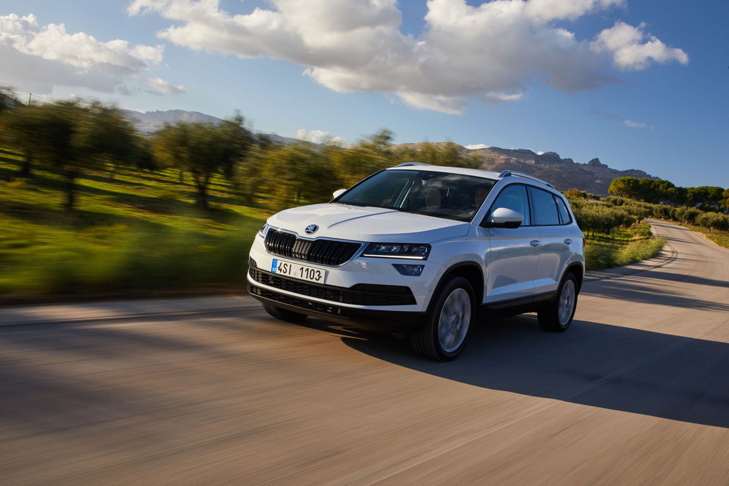 Readers from over 20 European countries had voted the KAROQ into the final of the ‘small SUV’ category. In the end, a jury of experts chose ŠKODA’s newcomer as the winner after a number of challenging test drives.