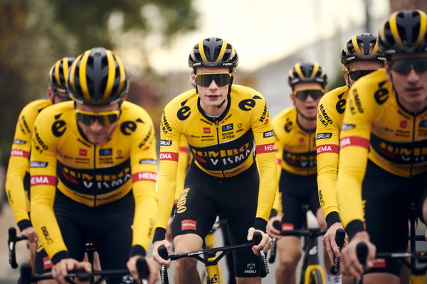 VISION FOR THE VISIONARY: OAKLEY & TEAM JUMBO-VISMA RIDE TOGETHER