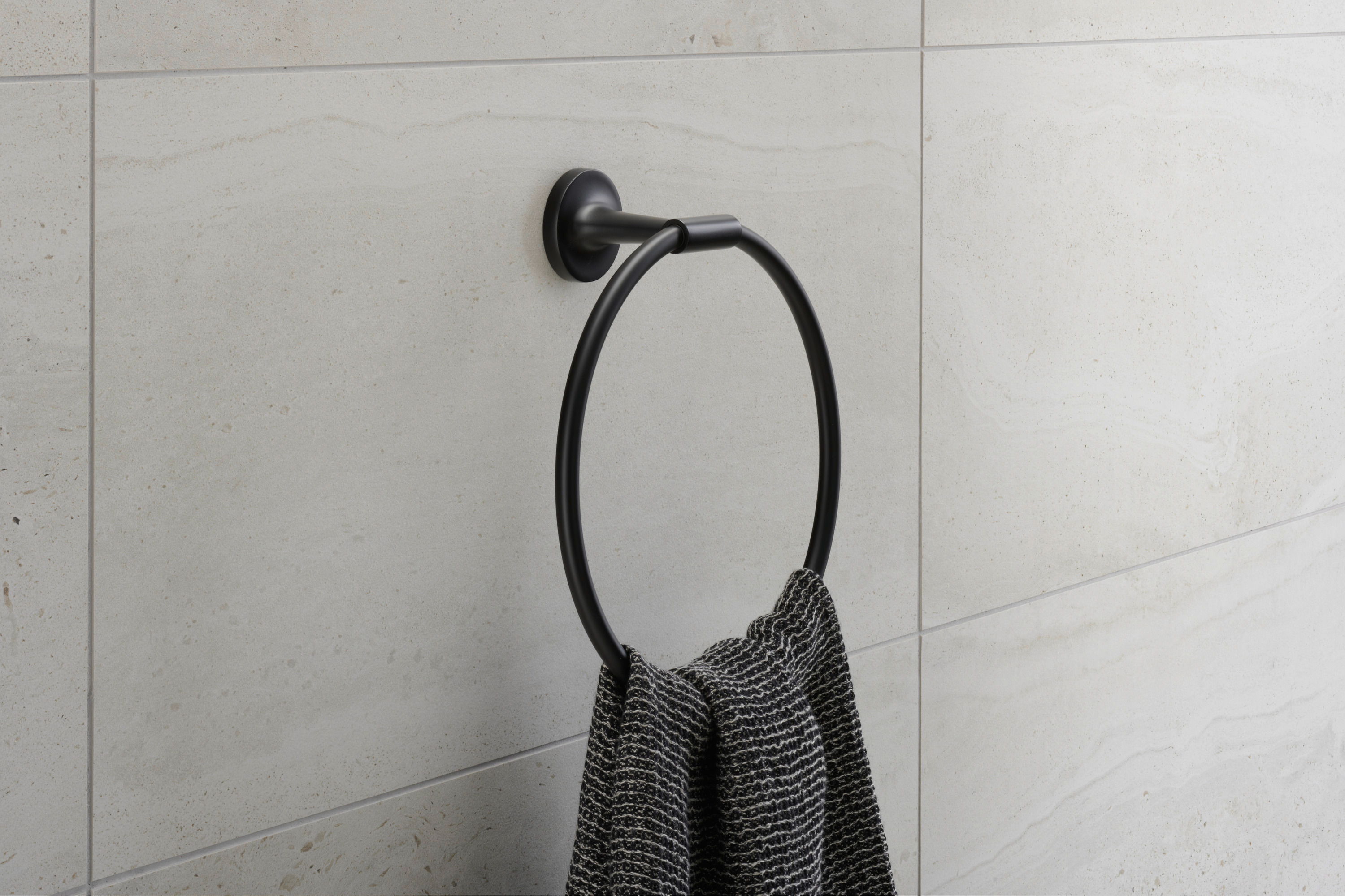 Handdoekring in een modern matzwart oppervlak, "Starck T", ontwerp van Philippe Starck