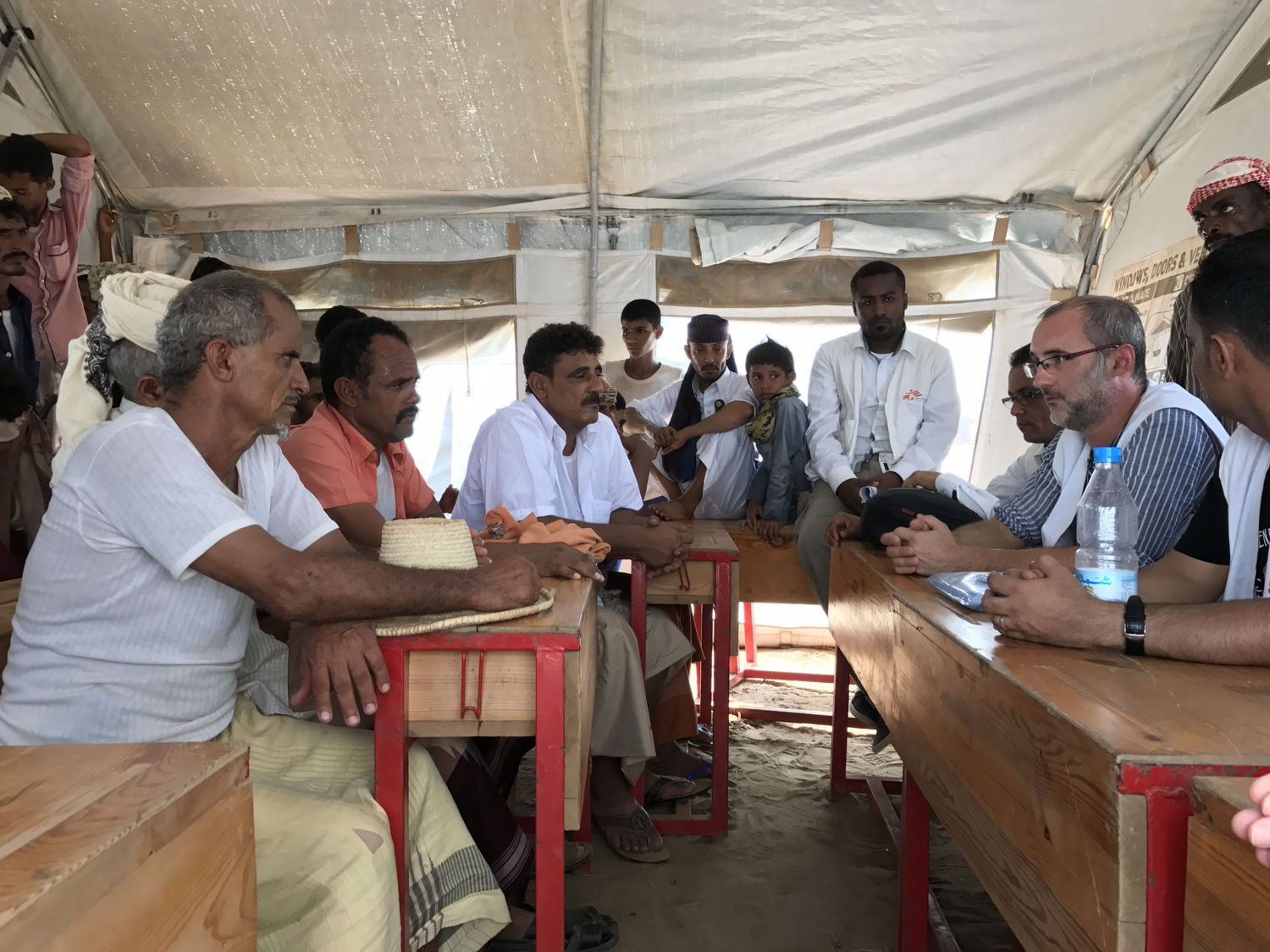 Le docteur David Noguera, Président de MSF Espagne, à la rencontre de personnes vivant dans un camp de déplacés de Abs. (c) Sonia Verma/MSF