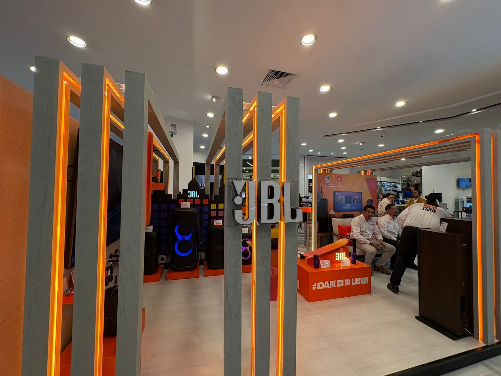 Cine, viniles, gaming y karaoke: JBL activa los fines de semana en su nueva Pop-Up Store 