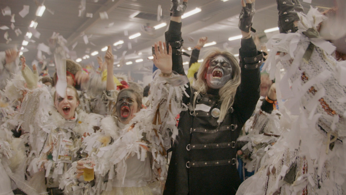 Jani wordt voil janet en smijt zich vol overgave in de wondere wereld van het Oilsjters Carnaval