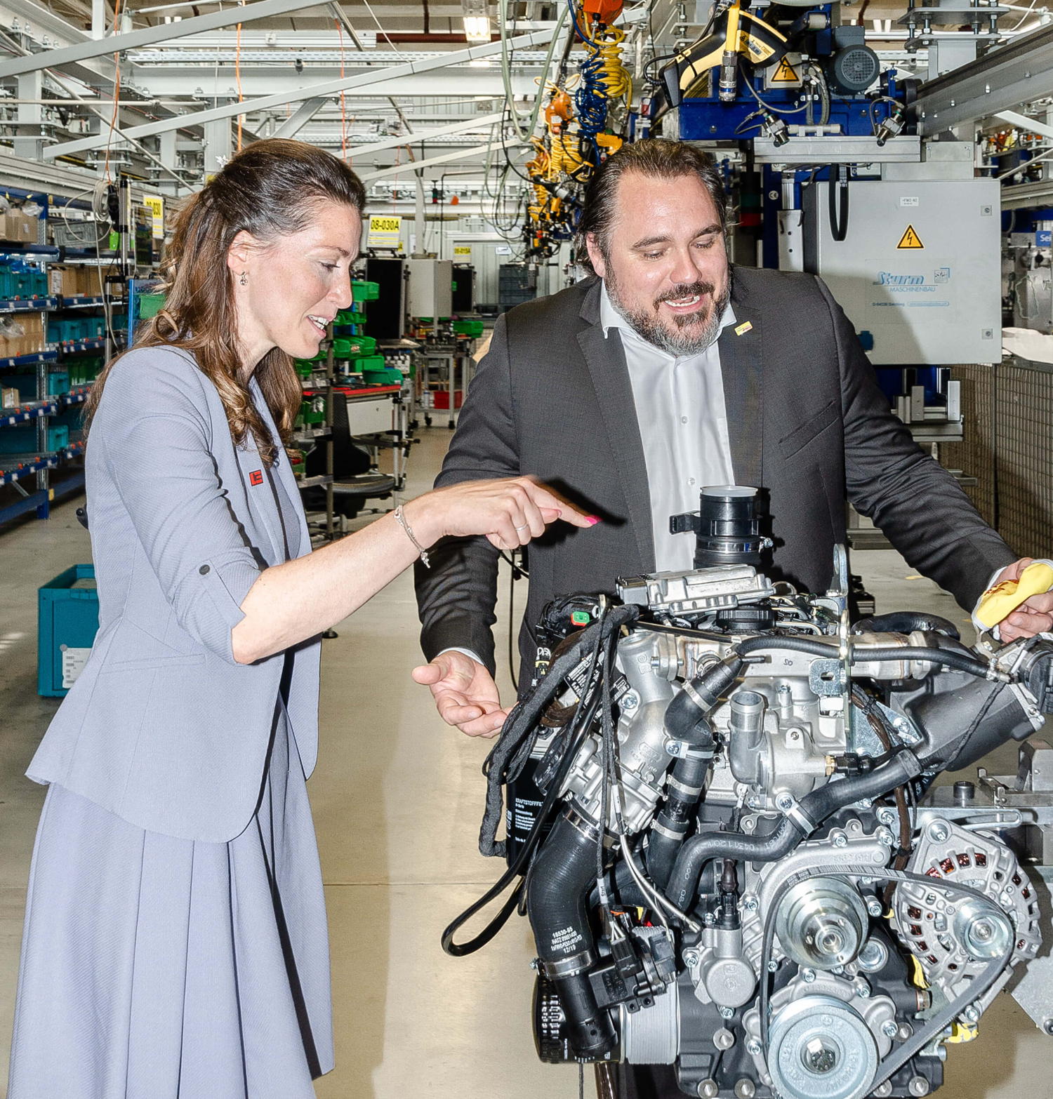 Nicole Bauer (FDP-Bundestagsabgeordnete und -Bezirksvorsitzende) und Daniel Föst (Landesvorsitzender FDP Bayern) unterhalten sich über den Motor der Hatz H-Serie.