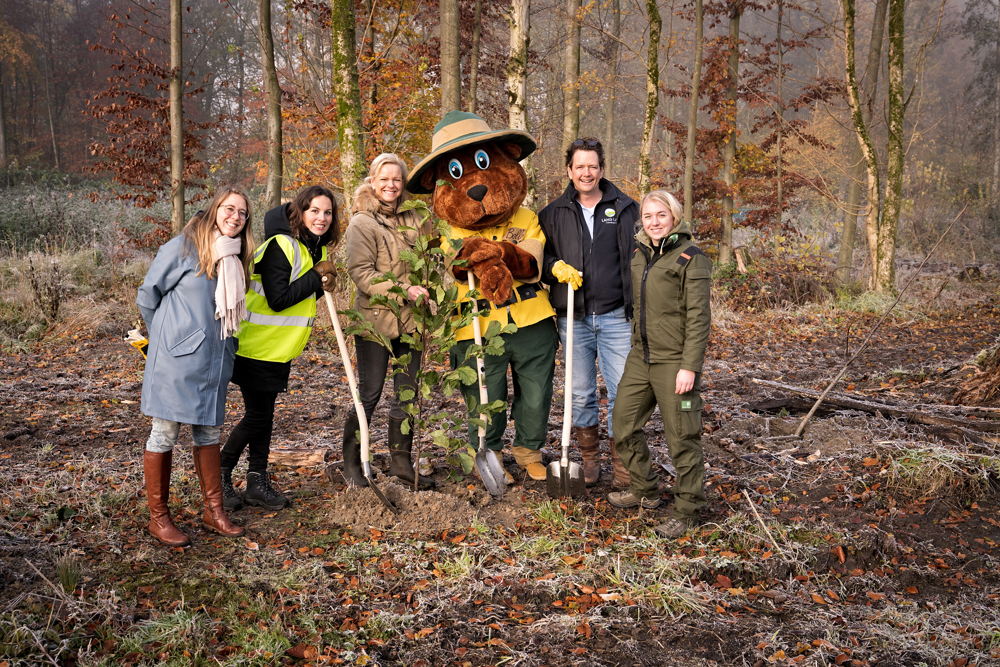 Landal GreenParks en Land Life Company planten bomen