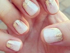 Glitter, metalizados y tonos joya, serán los protagonistas en tus uñas para estas fiestas