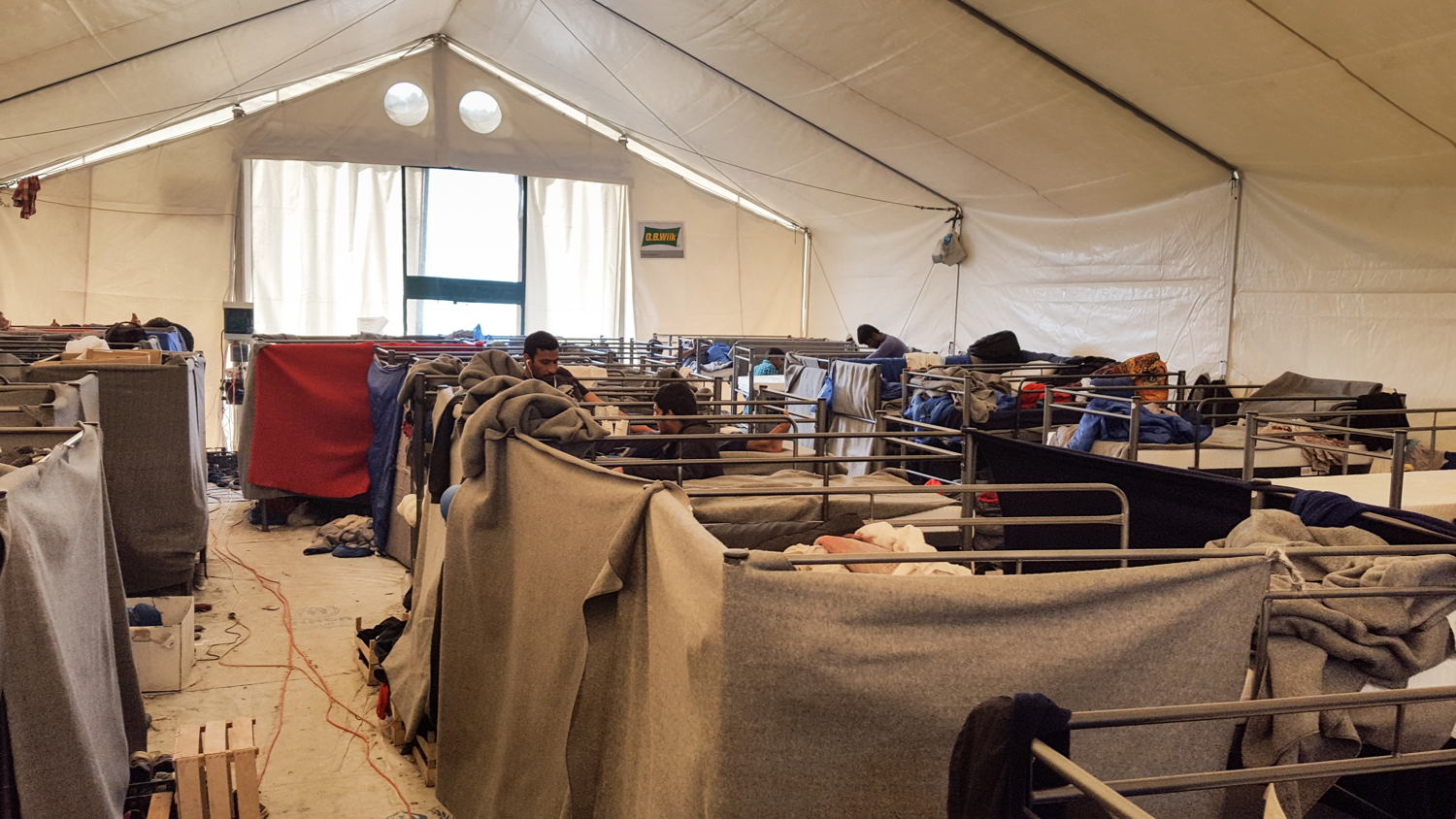Les conditions de vie à Lesbos. 80 réfugiés vivent dans cette tente