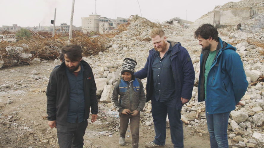 Dominique en Joris met kind in Mosul - (c) VRT / Warner Bros