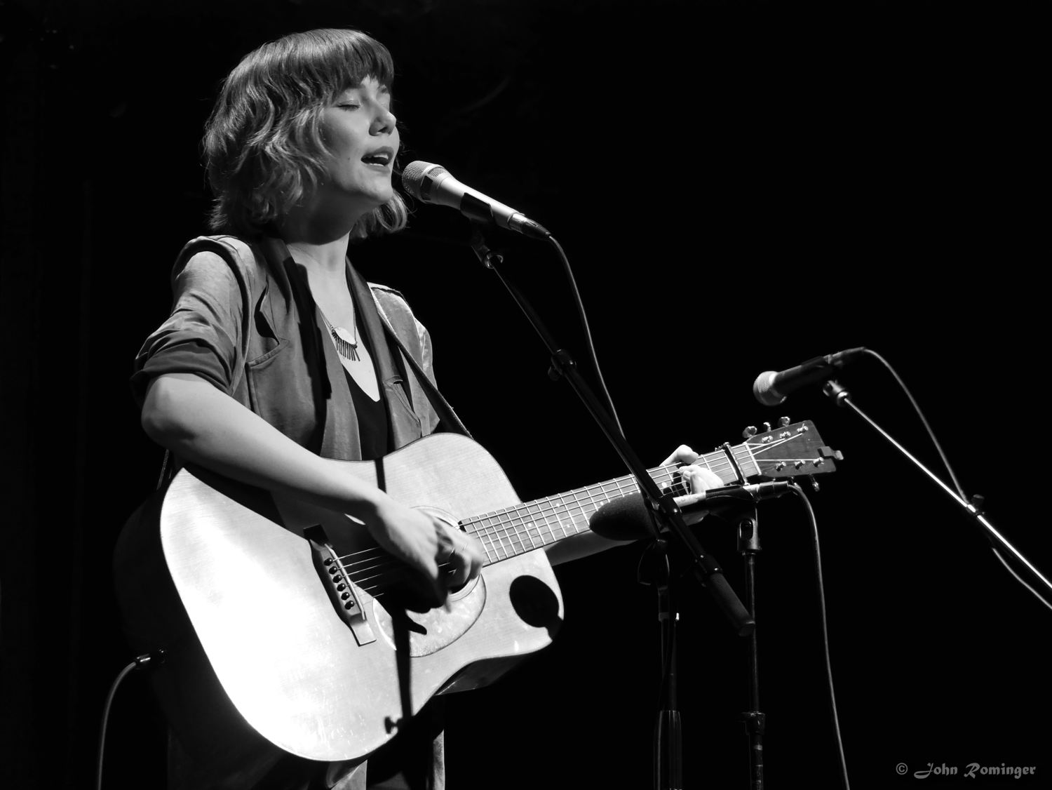 Molly Tuttle performs with Sennheiser e 914 and Neumann KMS 105 microphones. 

Photo credit: John Rominger