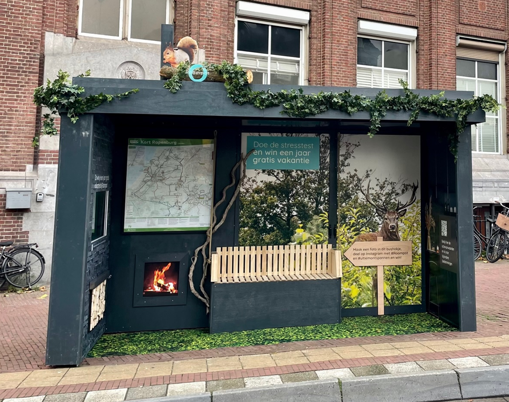 Roompot kaapt bushokje in Leiden en tovert het om tot Outdoor Suite