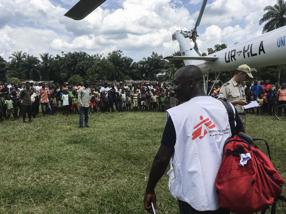 Un helicóptero descarga suministros logísticos en la remota área de Itipo © Hugues Robert/MSF