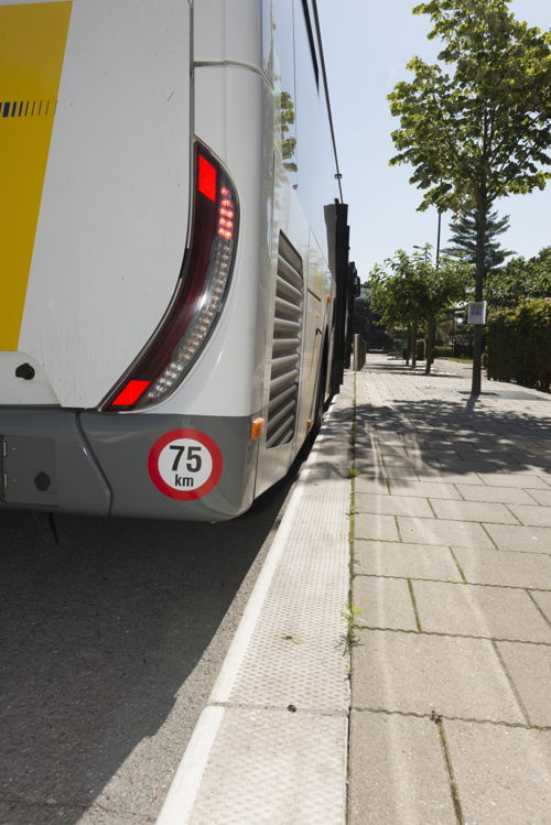 Een toegankelijke halte: het perron is verhoogd. (foto: Stefaan Van Hul)