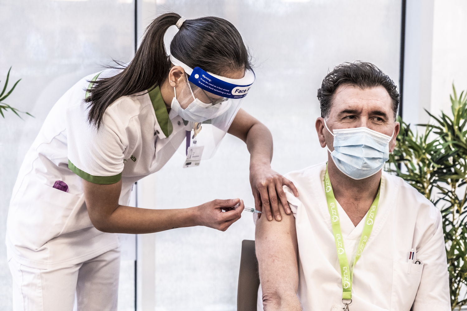 Luc Clement, hoofdverpleegkundige bij ZNA MIddelheim, krijgt als eerste ziekenhuismedewerker in Vlaanderen het Moderna-vaccin. (foto: Maxime Minsen)
