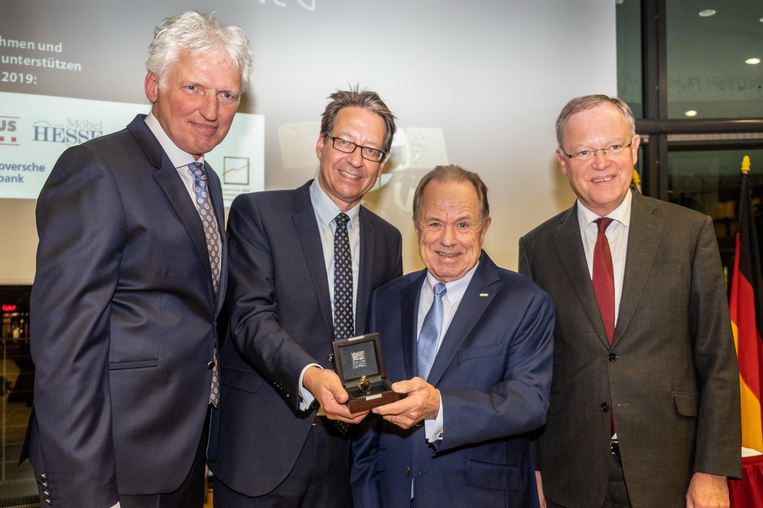 Jörg Sennheiser (Zweiter von rechts) mit den Gratulanten Bürgermeister Christian Grahl (von links), dem Freundeskreis-Vorsitzenden Dr. Stefan Birkner und Ministerpräsident Stephan Weil. Foto: Mirko Bartels