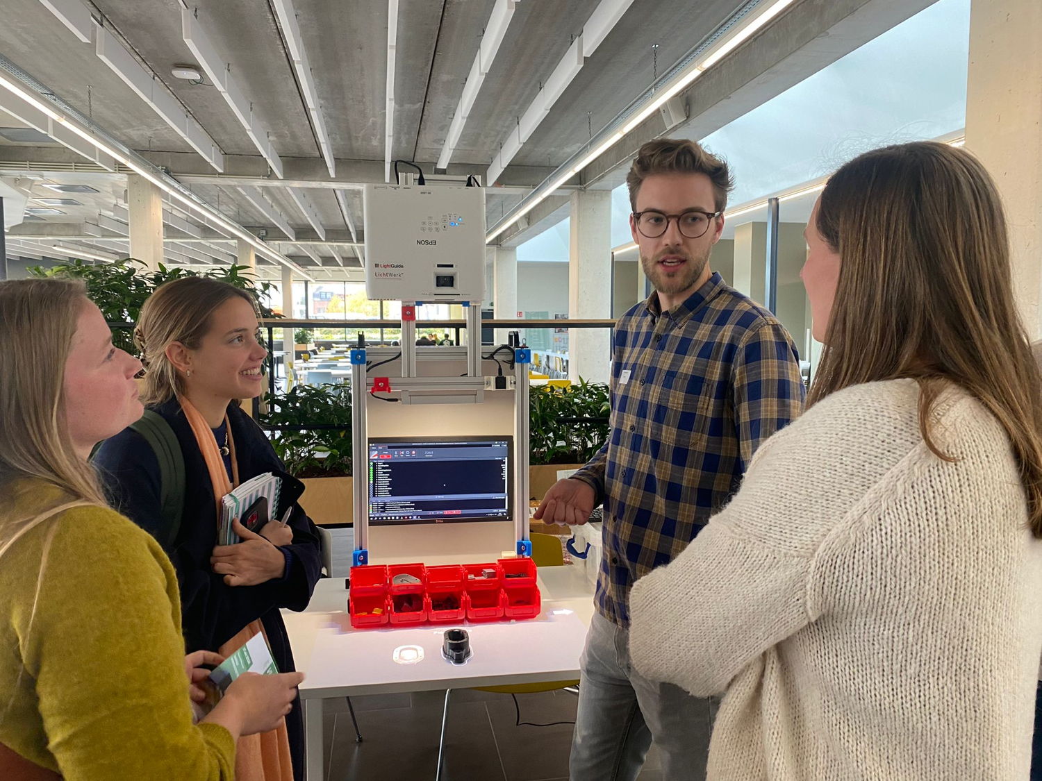 Proefopstelling van de assistieve technologie tijdens het event op Technologiecampus Gent (Odisee-hogeschool).