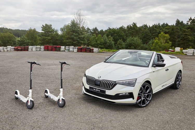 The Spider version of the ŠKODA SCALA combines the clear and emotive lines of the modern compact model with the early days of the automobile when cars were mostly open-top. Two ŠKODA electric scooters can be stored in the boot of the SLAVIA. The two foldable e-scooters are a perfect, eco-friendly solution for the so-called "last mile".