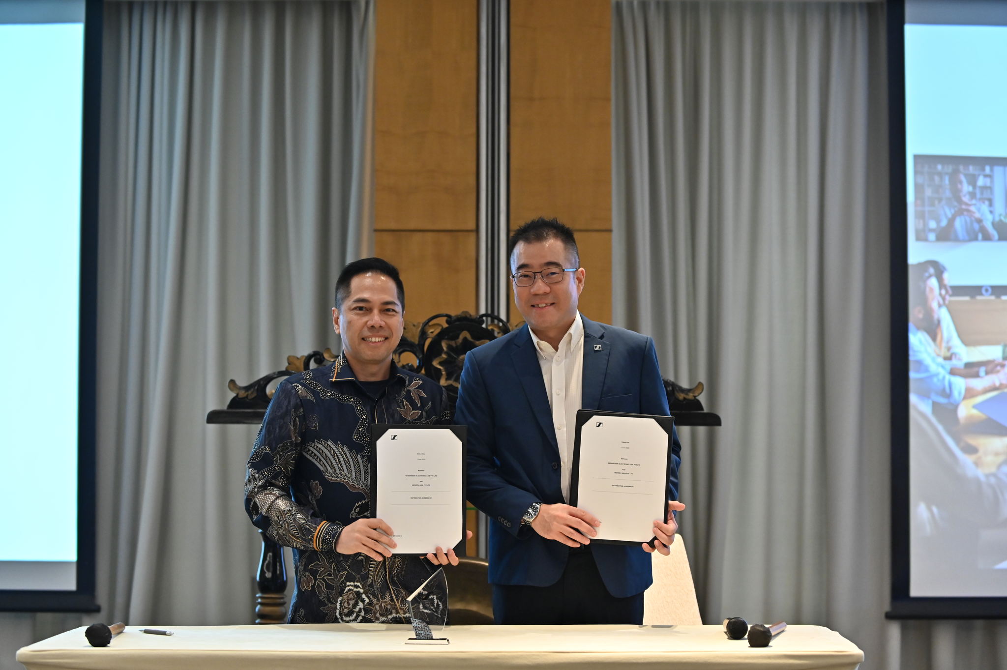 Eugene Yan, Regional Manager SEA, Midwich APAC dan Alex Lim, Sales Director, Business Communication, Sennheiser Southeast Asia