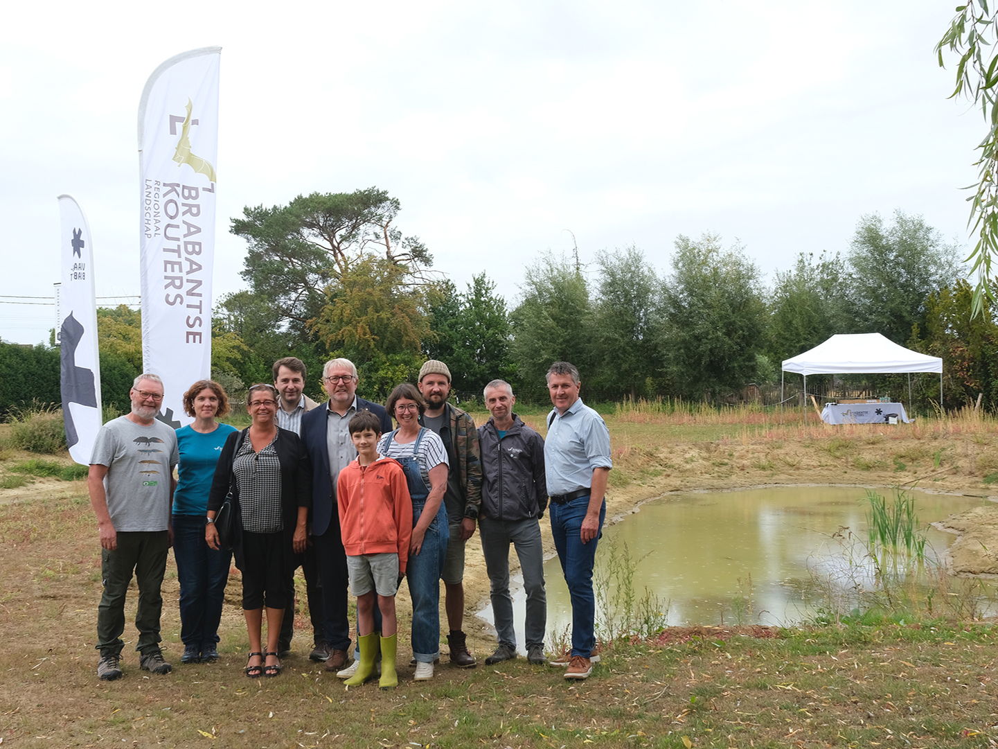 Kinderen op onderzoek in nieuwe kamsalamanderpoelen