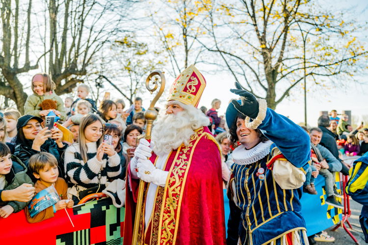 Hij komt, hij komt, … intrede van de Sint 2022: Sint en piet op tocht door Antwerpen – © VRT/Jokko
