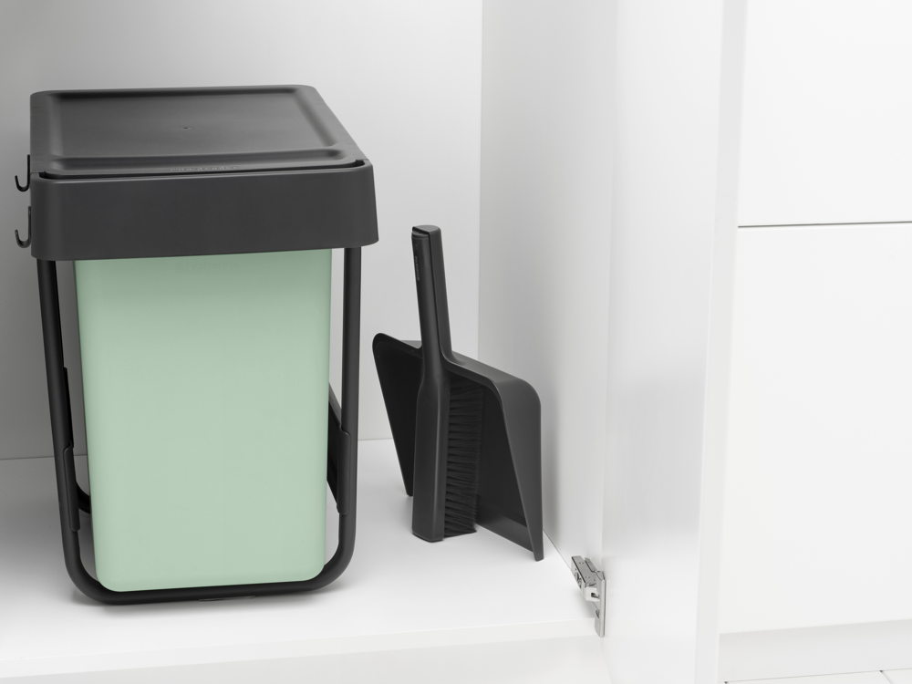 SinkSide Dustpan and Brush Set - Dark Grey - 8710755234163 Brabantia_6_NR-41268