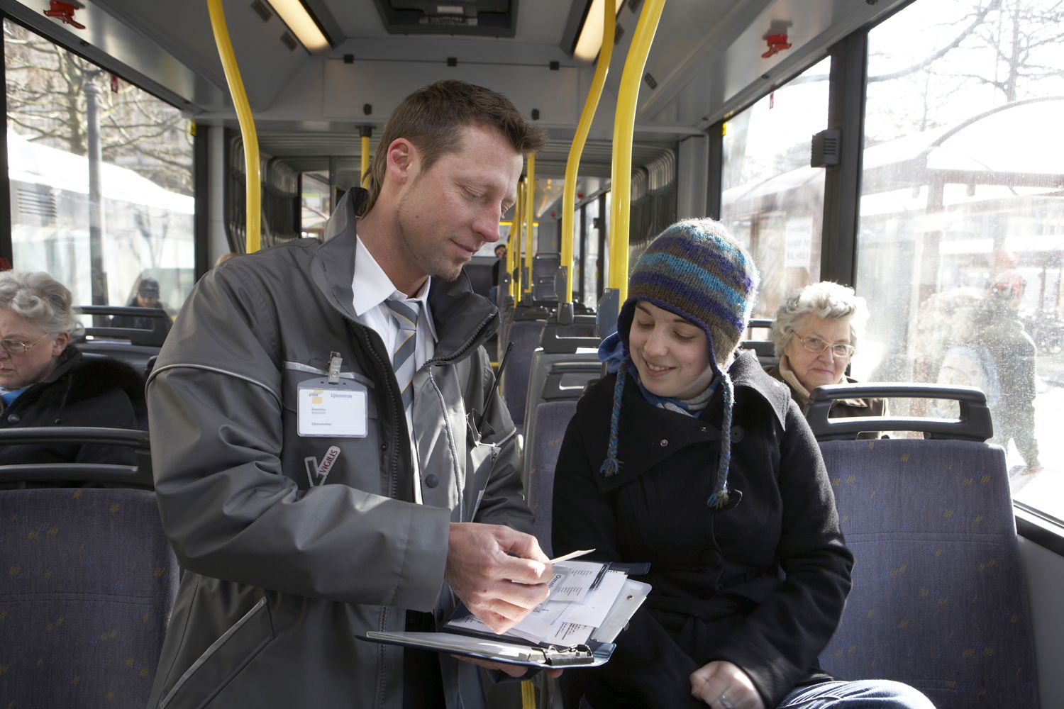 Controleurs van De Lijn kijken na of een reiziger correct heeft betaald. Foto: Stefaan Van Hul