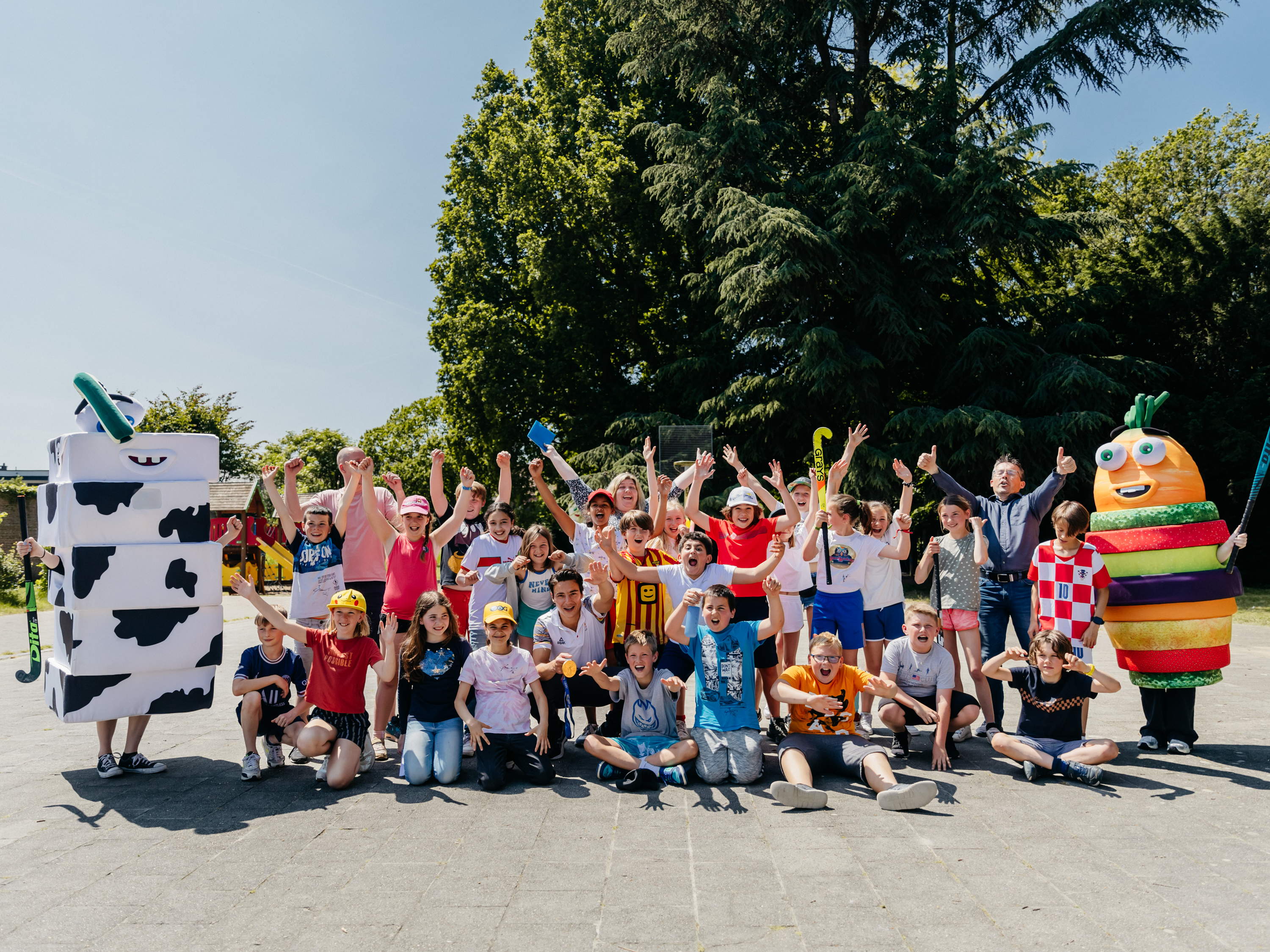 Leerlingen GO! Basisschool Ter Berken krijgen hockeyles van Thomas Briels
