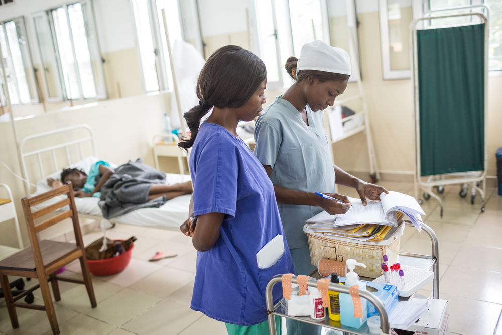 As a reference medical facility in the care of HIV/AIDS in the DRC, MSF’s Kabinda Hospital Centre has been training health professionals for many years. Each year, it welcomes 15 Congolese doctors for a month of specialization training. Since 2013, MSF has also been organising annual clinical trainings on of advanced HIV and tuberculosis for doctors and nurses. 145 health professionals have already participated. Photographer: Kris Pannecoucke. Location: Democratic Republic of Congo. Date: 05/06/2017