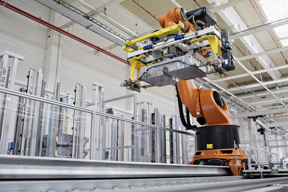 13 robots with load capacities ranging from 210 to 500 kg
are used on the production lines. These transport particularly
heavy or bulky components and screw on battery modules
and covers.
