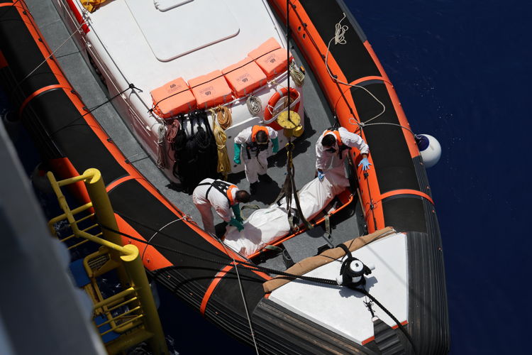8 juin 2024. Les 11 corps repêchés la veille en Méditerranée transférés par l'équipe MSF du Geo Barents sur un navire des garde-côtes italiens près de Lampedusa. © Frederic Seguin/MSF